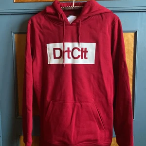 Dirtcult  - Helt ny Dirtcult hoodie. Säljes pga fel storlek . Köpare betalar frakt.  Tror att det är unisex storlek 