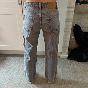 Gråa lågmidjade Zara jeans - Så sjukt snygga jeans från Zara! de är lågmidjade o sitter lite oversized på mig som annars har 36! 