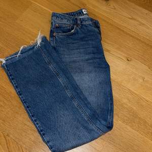 Helt oanvända raka jeans från nakd, storlek 34. Långa, midwaist. Lägg ett bud