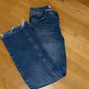 Jeans - Helt oanvända raka jeans från nakd, storlek 34. Långa, midwaist. Lägg ett bud