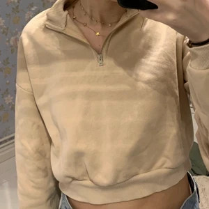 beige sweatshirt  - en beige sweatshirt med dragkedja🤍