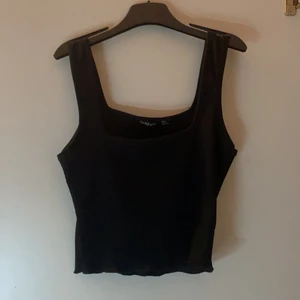 Svart linne  - Svart ribbat linne från Boohoo, ganska litet i storleken 