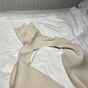 ribbade ”armar” med polo från Zara  - använd 1 gång, långa armar med resår längst ut🤍 pm för fler bilder/ frågor  