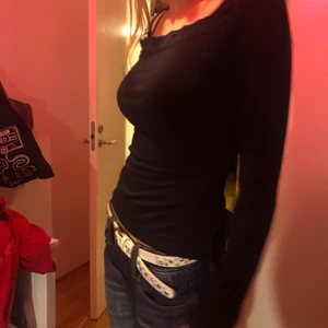 Svart topp - Svart topp köpt på second hand. Bra skick. Köparen står för frakt :*