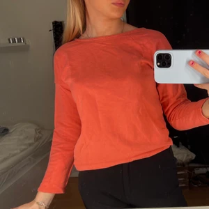 Korallfärgad sweatshirt - En fin korallfärgad sweatshirt köpt på hm 🤍 storlekslappen är bortklippt men skulle uppskatta den till storlek XS