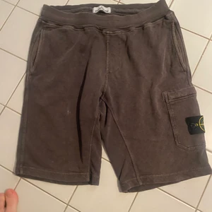 Stone island  - Ett par mjukis shorts från stone island i storlek S. Finns ett litet hål på baksidan men jag skulle säga att det inte spelar så stor roll. Köpta för 1 år sen ungefär, finns Qr kod i dock inget kvitto