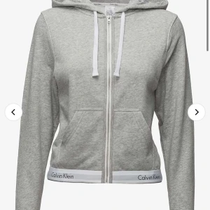 Calvin klein  - Calvin Klein hoodie, shorts och topp, köpte allt nytt för ett tag sen, tröjan är i stl xs, shortsen S, och toppen stl M. 500kr för allt, annars kommer vi på ett bra pris om du vill köpa 1 av plaggen.