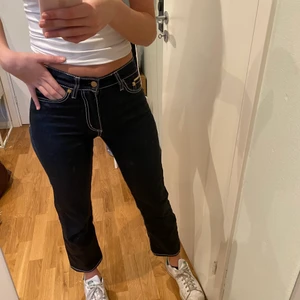 Eytys Jeans strl 26/30 - ”Purple velvet, Mosel CYPRESS TAR” jeans från eytys. Jag är ca: 168 cm och på mig är dom lite croppade!