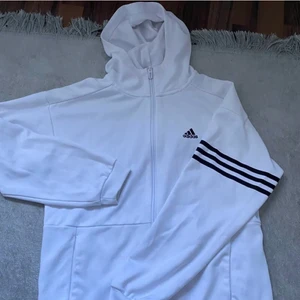 Adidas kofta  - Vit adidas kofta med bra skick. 