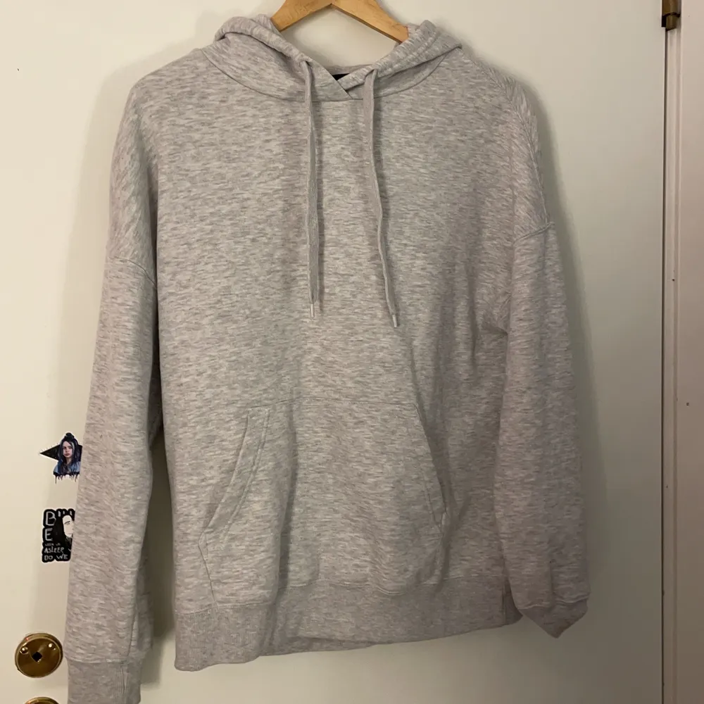 En grå hoodie, köpt på New Yourker med märket FB sisters. Storlek S, men är lite overzised. Använd men fri från fläckar och är i ett bra skikt. . Hoodies.