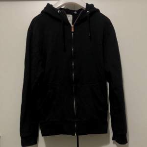 Snygg, svart zip hoodie i mycket bra skick, köpt för 450kr!! 🤩 Den passar XS-M och går att ha till i princip allt!! 👍🏻 Gratis frakt vid köp av minst 4 plagg!! ✅📦