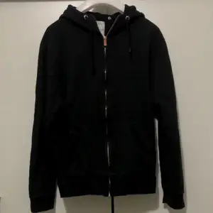 Snygg, svart zip hoodie i mycket bra skick, köpt för 450kr!! 🤩 Den passar XS-M och går att ha till i princip allt!! 👍🏻 Gratis frakt vid köp av minst 4 plagg!! ✅📦