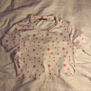 croppad topp - gullig tröja med hjärtan som är croppad. Använd få gånger💕skriv för fler bilder 