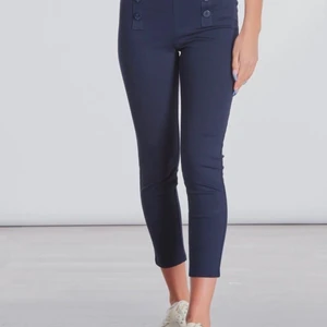 Helt nya Ralph lauren byxor!! - Helt nya och oanvända byxor från Ralph lauren! De är marinblåa och har eleganta knappar! Storlek L barn (12-14)  De har aldrig använts då det blev fel storlek till flickan. Lappar och allt sitter kvar, så de är helt nya!!  Inköpspris: 999kr