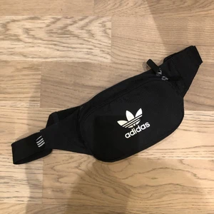 Adidas - Adidas magväska som inte kommer till användning 😋 köpare står för frakt❣️