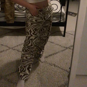 Byxor  - Säljer dessa byxor från Shein i storlek M. 150kr med frakten :)