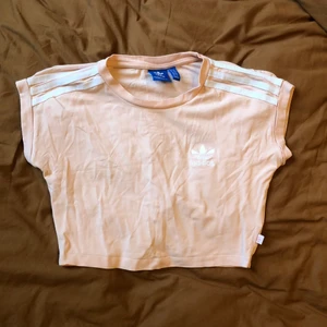 Adidas crop top XS/34 - Ljusrosa t-shirt (crop top) från adidas storlek XS/34. Fint skick!