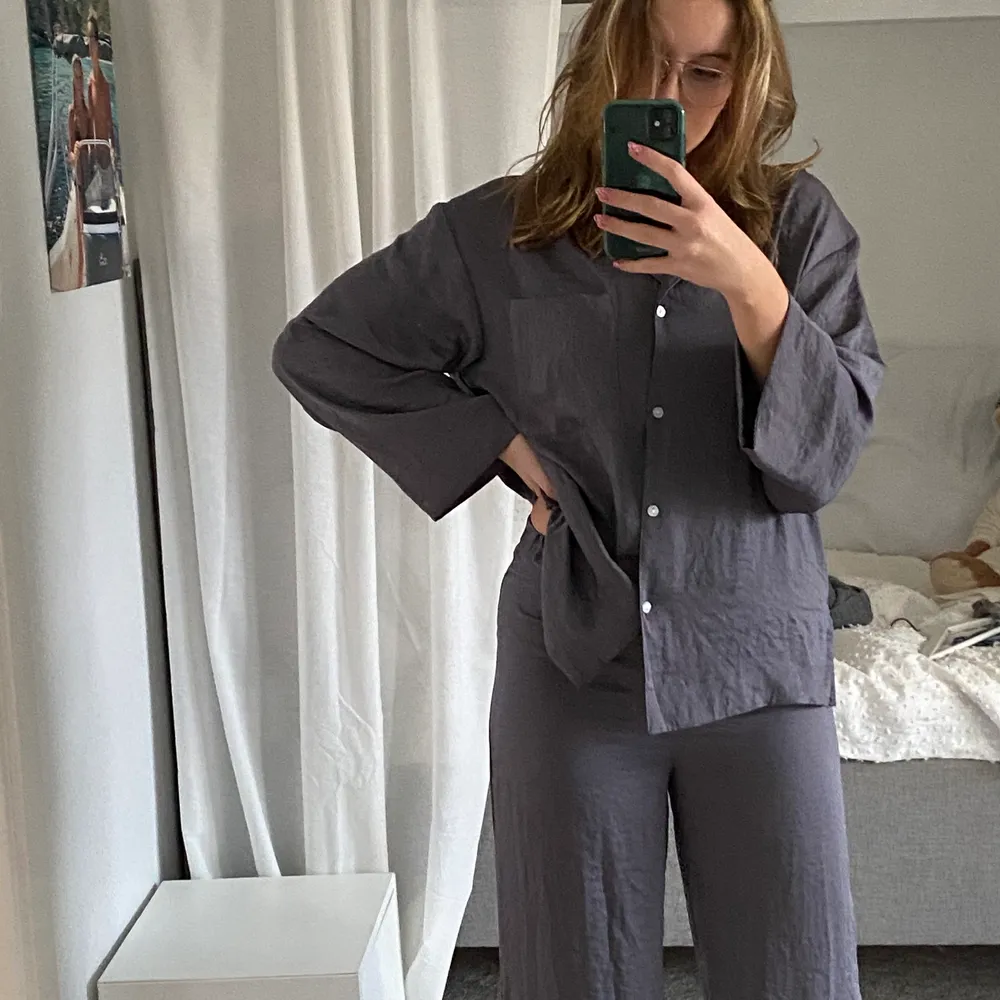 Super fint och skönt sett från hm! Passar S/M men även xs för lite mer oversized look💞 bara skriv om ni har några frågor eller vill ha fler bilder🧘🏽‍♀️. Skjortor.