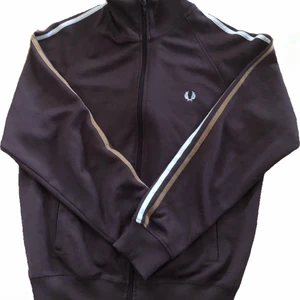 Fred Perry Sportswear storlek S - Jättefin Vintage Track hoodie från 90-talet! Super fin och jätte bra tyg, bra skick för att ha funnits så länge!<3