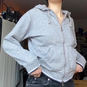 Nike huvtröja  - Jättefin grå huvtröja från Nike 💘 Köpt second hand och inte använd själv. Den är i bra skick, inga fläckar eller liknande vad jag ser. Skön och har fina detaljer som ger den lite vintage look. Det står storlek M i den men tror att den kanske passar lite bättre på en S. 💕 köparen står för frakt :) 