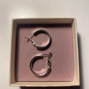 Örhängen - Aldrig använda! Vet inte vart de kommer ifrån