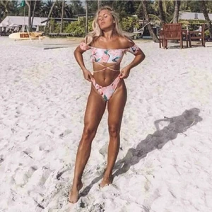 Bikini - Bild lånad från Angelica Blick. Säljer en så fin rosa bikini från Missguided storlek 36-38, använd 1 gång men tvättad. Säljes då jag inte använt den så mycket. DMa vid önskemål om fler bilder på bikinin. Frakt tillkommer och blir mellan 24-45 kronor