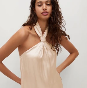 Vid topp knut - Jättefin oandvänd topp ifrån Mango, prislappen är kvar❤️ REF. 87075669-NUDITO-LM