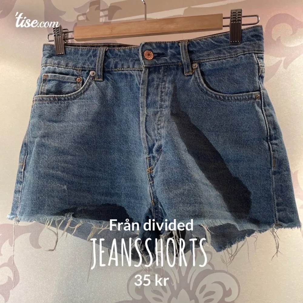 Highwaisted Jeansshorts från divided strl 36. Använda under sommaren 2020. Säljer pga att de har blivit för små.. Shorts.