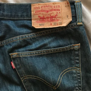 Levi’s 501 straight leg  - 501 straight leg ifrån Levi’s i bra skick. Lite nötning längst ner på benen men annars i bra skick. Passar den som är lite smalare kring lår men uppskattar att den som har storlek M-L i byxor till vardags skulle tycka dessa brallor sitter bra. Funkar bra till både den som klär sig avslappnat men har personligen haft dem när jag var crust punkare. Passar skitbra till både kängor och sneakers. 