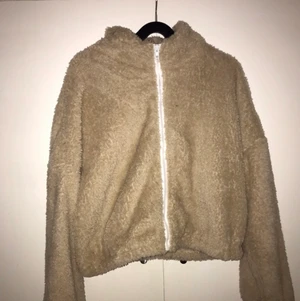 Fleece  - En mysig beige fleece från shein. Väldigt bra skick. Lika mjuk utanpå som inuti. Kontakta mig för fler bilder! Pris kan diskuteras 🥰