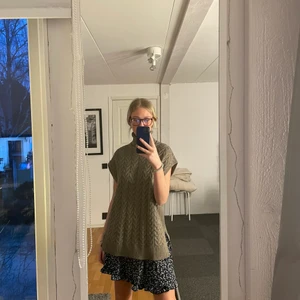 Shein Kjol  - Säljer min kjol från shein, använde denna fina blommiga kjol i somras. Är beredd att diskutera pris:)