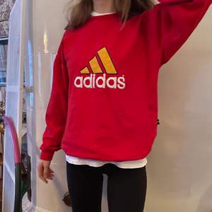 Snygg vintage adidas sweatshirt utan några defekter. Perfekt oversized fit 👌🏼 bud: 220kr