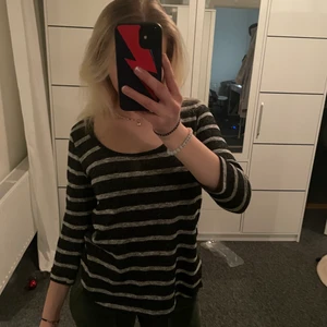 RANDIG TRÖJA - En jätte fin randig tröja, perfekta till juicy byxor! På bild  2 ser tröjan jätte ljus ut men är mörkare i verklighet! Köparen står för frakten 💗