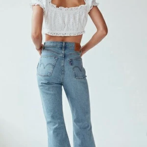 Levis - Säljer dessa snygga Levis jeans då de är försmå. Väldigt snygga och passar oss som är korta väldigt bra. Dessa är i använt men bra skick. Frakt ingår i alla plagg jag säljer☺️✨ Dessa är inköpta hos Levis för ca 900kr🌸