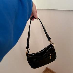 Säljer denna lilla handväska i läderimitation. I nyskick och superfin. Frakt ingår.✨✨