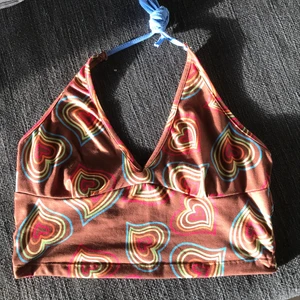 Brun topp - En topp jag köpte här på plick men den är lite för stor för mig. Superfina färger och passar 100% till sommaren. Ryggen är öppen vilket gör den ännu finare.