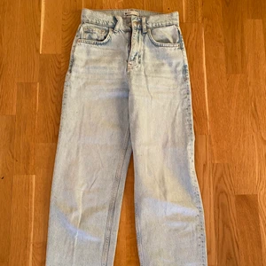 Gina Jeans storlek 30💞 - Säljer mina jättefina jeans från Gina som är förkorta för mig, Jeansen är i storlek 30 och är i bra skick, köpte dom för 600kr och säljer för 150 plus frakt,  skriv till mig om ni undrar ngt💞