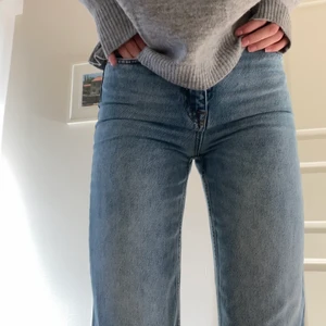 Zara jeans - Säljer mina fina (slutsålda?) jeans från Zara ”90s full length”! De är ljusblå med ett hål på vänster knä och fransig nederkant. Storlek 36 men sitter föe tajt runt höfterna på mig som normalt har 36/38 i jeans. Innerbensmått 84cm! Buda i kommentarerna! Köparn står för frakt! Nypris ca 500kr.