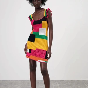 Virkad klänning  - Jättefin virkad klänning med patchwork från Zara. Oanvänd - Nypris 699kr. Frakt tillkommer och pris kan diskuteras, kan mötas upp.