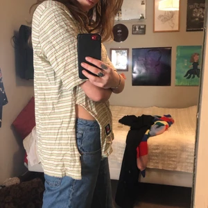 oversized t-shirt med slits  - randig, oversized t-shirt med ganska långa slitsar på båda sidorna. skämmigt skrynklig nu men stryka såklart om den blir såld ;) Står inte storlek men skulle gissa M, men sitter bra på mig som vanligtvis har S. Passar nog på större storlekar också eftersom den är oversized. hör gärna av dig vid intresse💖 