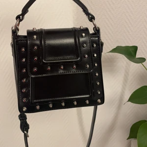 Väska  - Jättefin väska från zara, som ny. Köparen står för frakten💓