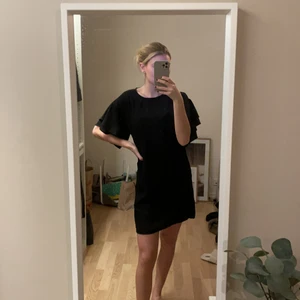 Svart klänning - Svart klänning med volang ärmar. Bra skick, inga skador. 