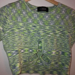 Croptop y2k - Storlek L men mer som en s-m