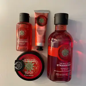 Bra skick, body butter 50ml, hand cream 30ml, rese storlek shower gel 60ml och stor shower gel 250 ml. Oanvända och fräscha. Man kan också få en överraskning på tio kroner. Skriv till oss om ni är intresserande. Skriv till oss om ni vill bara köpa en sak. Frakten är 45kr. 