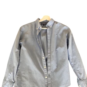 Tommy hilfiger skjorta - Väldigt fin och somrig skjorta. Storlek 152. 