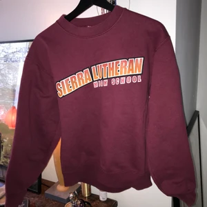 Vinröd collegetröja  - Köpt på beyond retro så antagligen från USA. Från nån luthersk skola gissar jag?? Vinröd i bra skick trots en del användning! Så mycket bra kvalité 👍👍👍