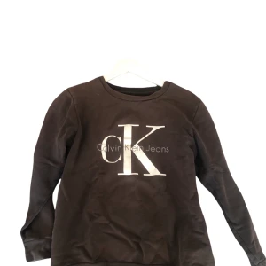 Calvin Klein collage tröja - Använd väl men fortfarande fin. Storlek xs. Funkar till både tjej och kille. 