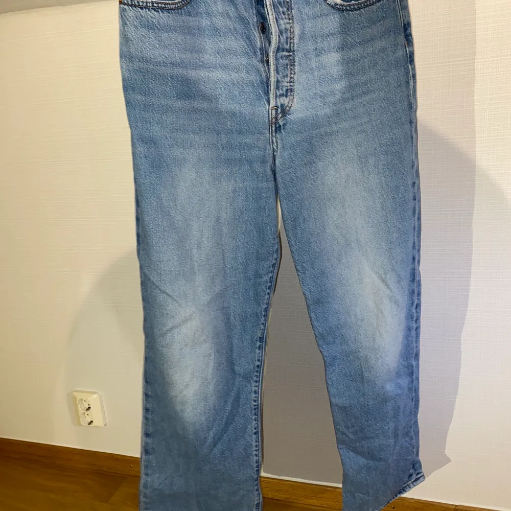 Supernajs blå bra att ha jeans. Säljer pga blivit förstora för mig, därför sitter dom som dom gör! Storlek 30/29! Säljer för 200 riksdaler plus frakt. Jeans & Byxor.