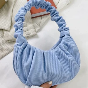 Blå Manchester väska - En blå Manchester väska från Shein. Den är fin och funkar bra, den har lite lösa trådar på vissa ställen men inget som stör. Aldrig använt då färgen inte passar till mina kläder. 