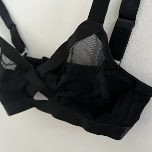 Cool topp (oanvänd!)  - Superfin att ha under en blus, coola detaljer. Strl 34/XS 💖 aldrig använd pga för liten storlek för mig (tyvärr💔)